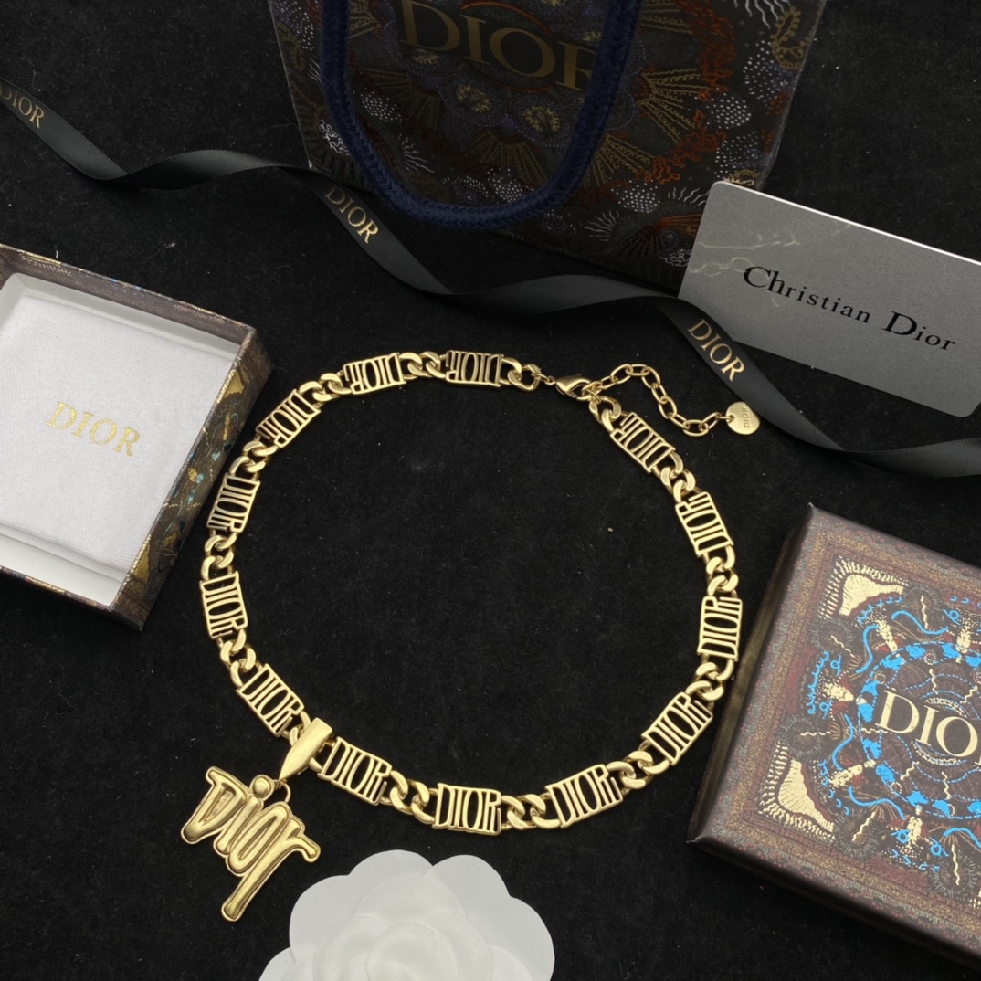 Mode Pendentif Colliers Classique De Luxe Tempérament Lettre Conception pour Femmes Collier Approprié Exquis De Haute Qualité