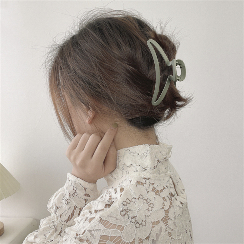 

Length 12 CM Hollow Out Moon Shape Hair Clamp Women Bath Ponytail Plastic Hair Clips Pure Color Large Hairpins Lady Headdress Accessories