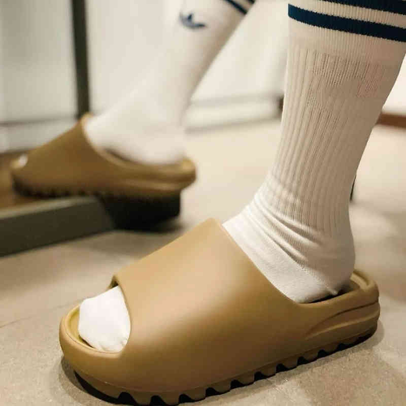 

Foam Runners yeesys Slippers Brown Toxic Coconut Version of Slide Flip Flops Wear Shit Feeling Muffin Soled Men's and Women's Shoes, Light brown (pure taiwan version)