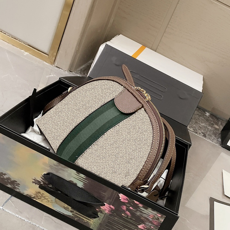 2022 Designers de luxe Lady Classic Two-Tone Half Moon Sac Bolt Pursets Pursets fourre-tout