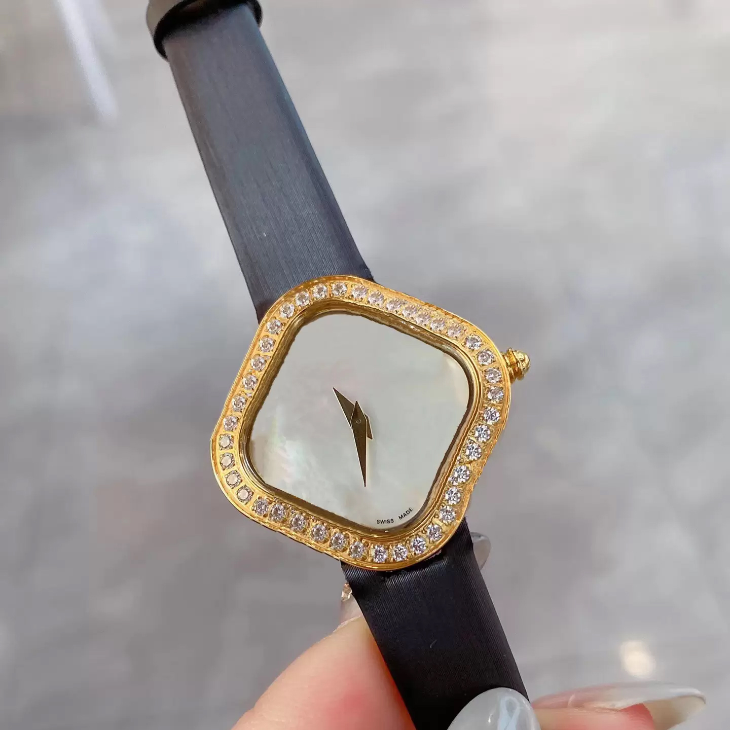 

Lucky Personality Classic luxury watch Four Leaf Clover Lover Diamond Link Girfriend Wrist Watch,Bling Watches Bracelet Gift for Women Mother logo,Designer Present, Four clover flower motifs wristwatch