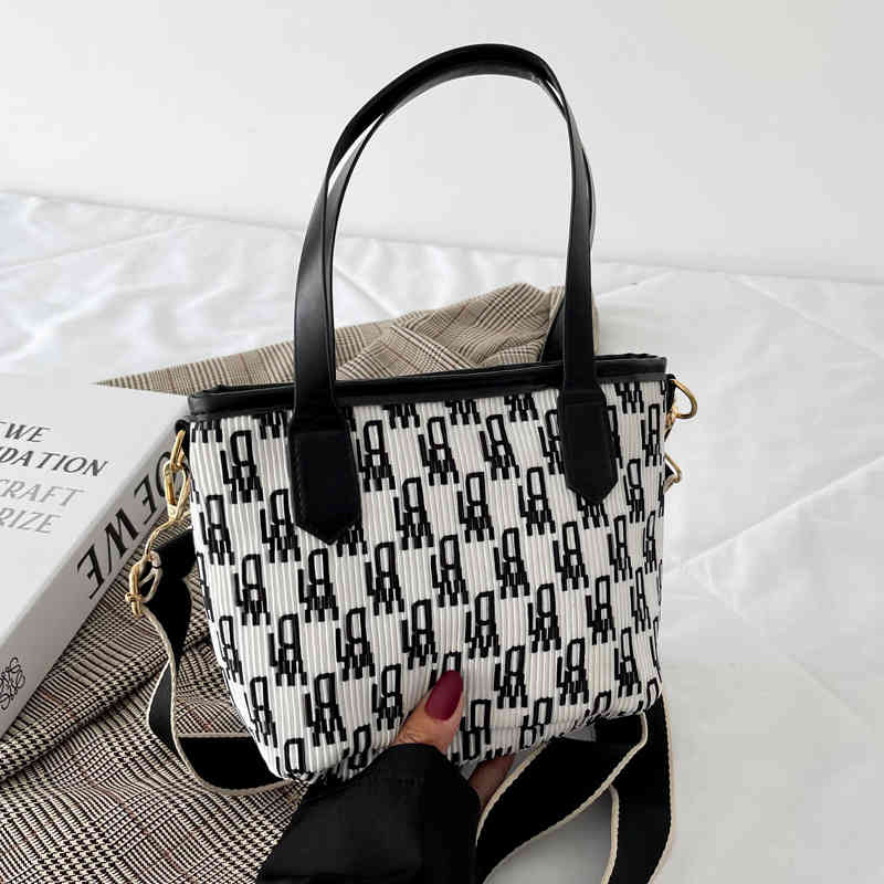 2022 New Designer Crossbody Bags Letter Embroidered Small Handbag Female Wide Strap Single Shoulder Bucket Bag Retro Fashion Luxury HandBags