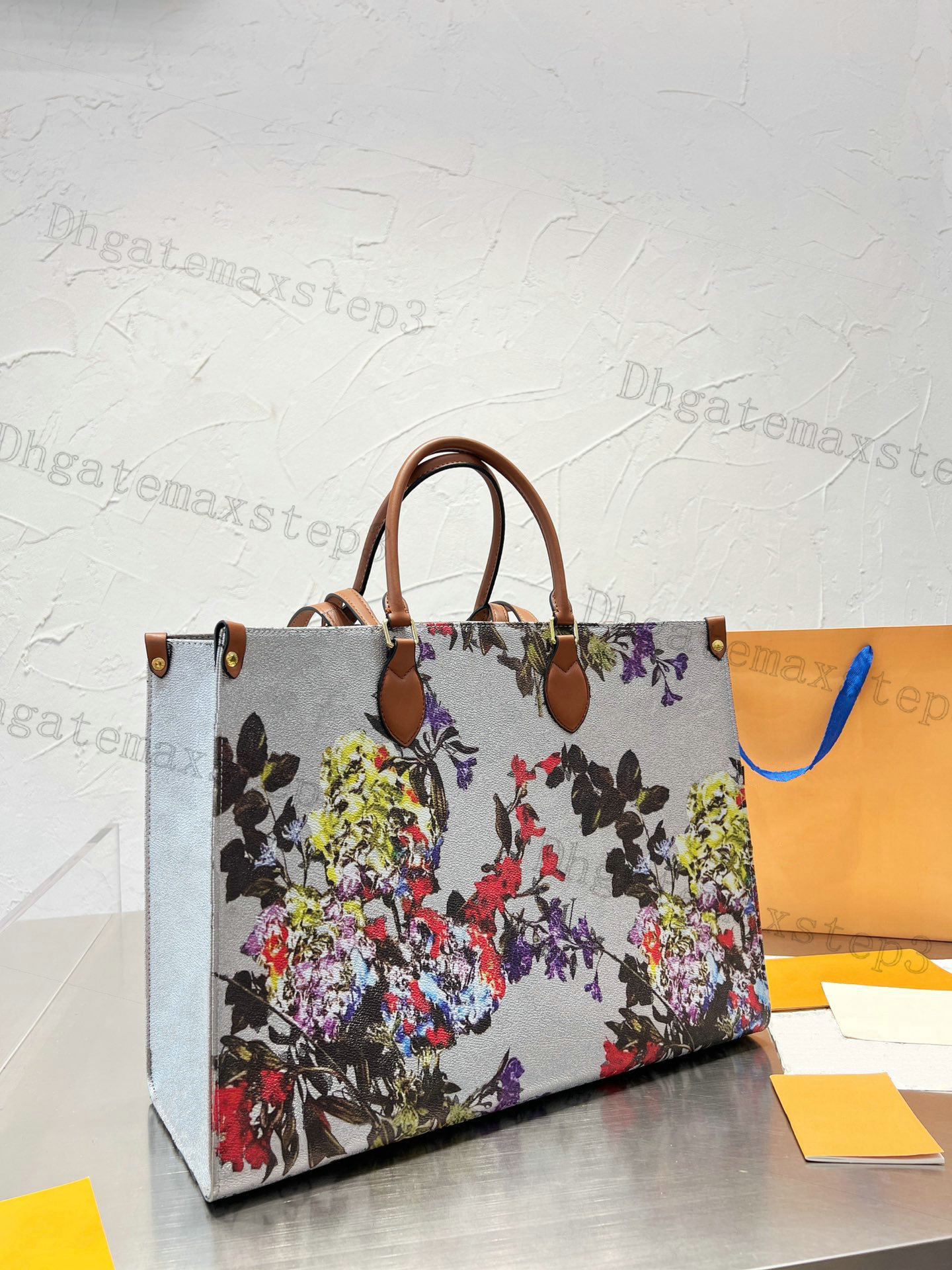 

Onthego Tote Bag 2022 Fall-Winter Nicolas Ghesquiere On The Go MM GM Spring In the City Handbag Bold Floral Pattern Monos Motif Long Strap Shoulderbag M21233