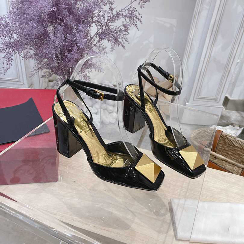 Talons épais chaussures habillées 6 8,5 cm Élingue Back Sangle Femmes Banquet Fashion Fashion Pyramid Rivets Pumps Designer Talage