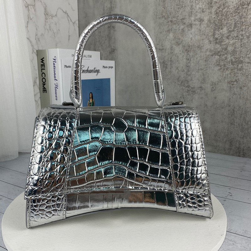 

Designer Crocodile Pattern Leather Crossbody Shoulder Bag Metal Letter Buckle Handbag New Ladies Crescent Bag Multifunctional Fashion Casual, Nude