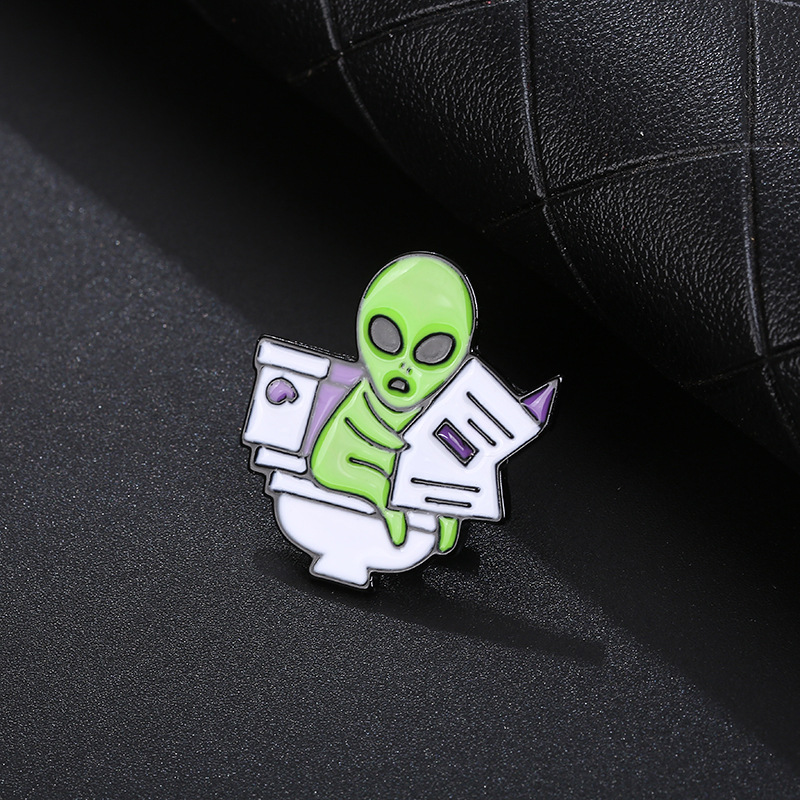 

Cartoon Funny alien Brooch for Cute Girls Enamel Pin ET Alien reading newspaper in toilet Metal Badges Jewelry Small Women Accessories