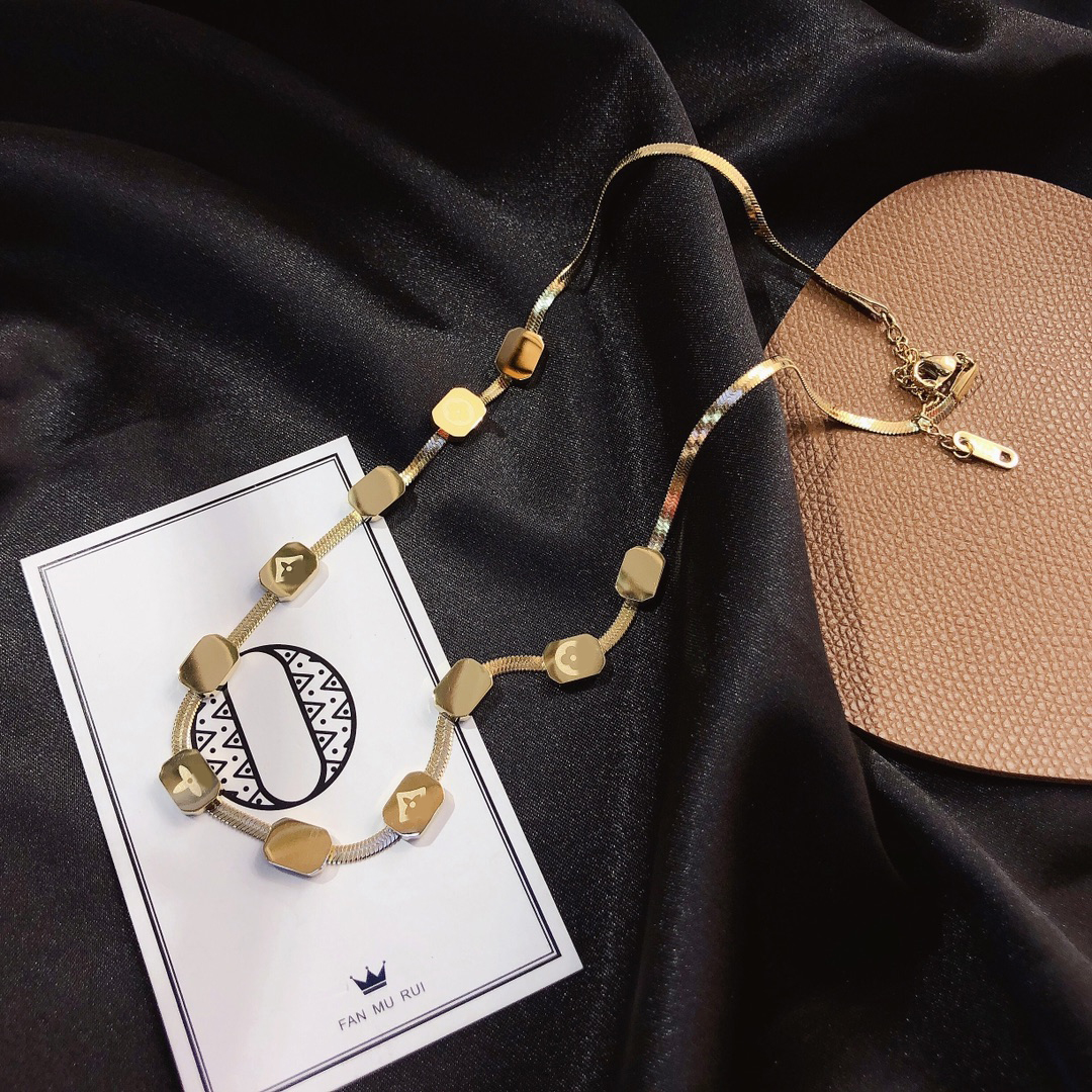 

2022 Fashionable 18K Gold Plated Stainless Steel Necklaces Choker Letter Pendant Statement Fashion Womens Necklace Wedding Jewelry Accessories X277