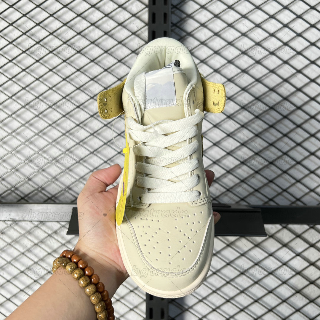 

Mens Womens Designers Basketball Shoes White Yellow Banana Low Coast Classic Sports Shoes Outdoor Running Casual Sneakers Trainers
