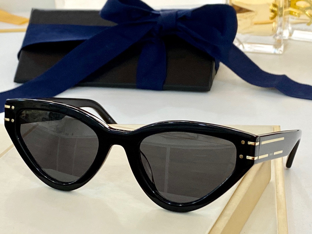 

Sunglasses For Women and Men Summer style Signature B2U Anti-Ultraviolet Retro Plate Triangle Full frame fashion Eyeglasses Random Box