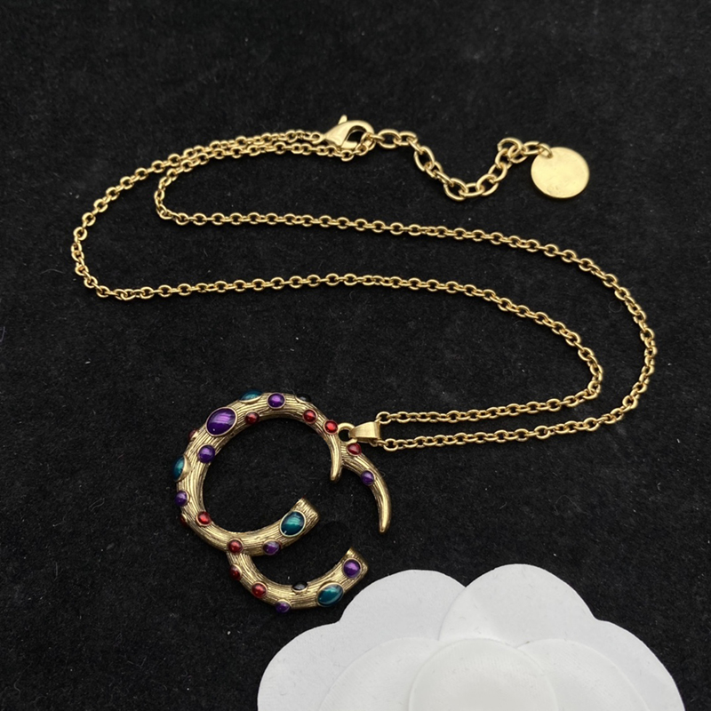 Mens Designer Collier Femmes Pendentif Multicolore Colliers Menton Bijoux De Luxe Dames Femmes Hommes G Colliers De Mode Mentons 2206071D