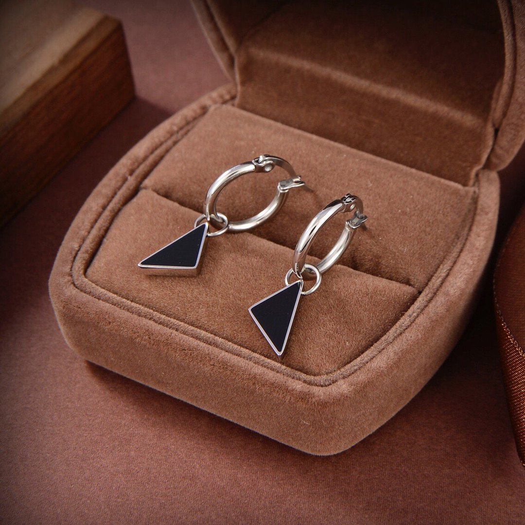 

Fashion Designer Jewelry Stud Earring Triangle Earing Love Diamond Women Heart Earrings Gold Silver Party Wedding Prads Couple Gift Luxury gdfgr