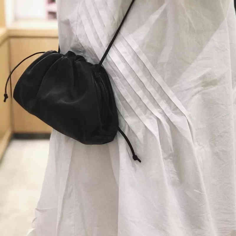 

Venetas Bottegas Divani Cloud Bag Women's Genuine Leather Underarm Net Red One Shoulder Slanting Cow E0Y5, Black small 21 x 15
