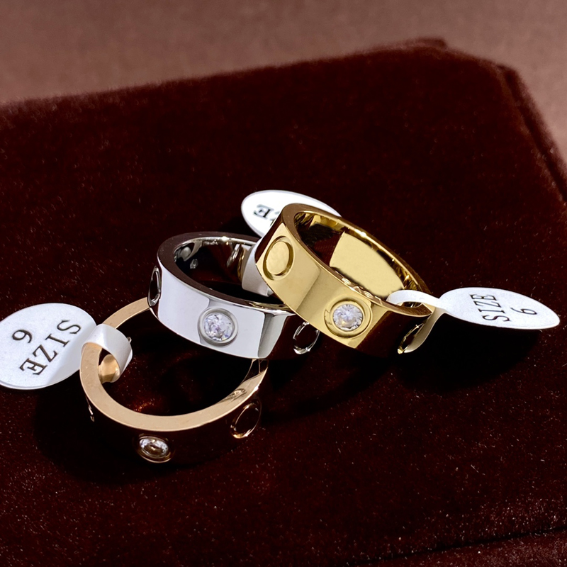 

Fashiom Designer Rings Mens Titanium Steel Silver Gold Love Ring Engagements For Womens Diamond C Ring Designers Jewelry Ornaments 22032503R