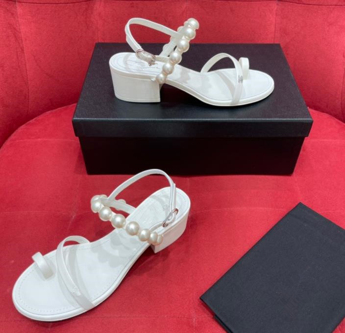 Sandales de marque de marque pour femmes Sandales de perles mi-talons pantoufles sandales plates