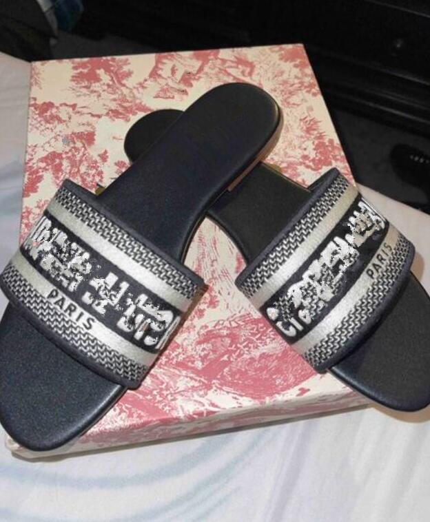 

2022 summer new type of slipper sandals for women wearing flat slippers for leisure Korean embroidery beach home NO box, Vip