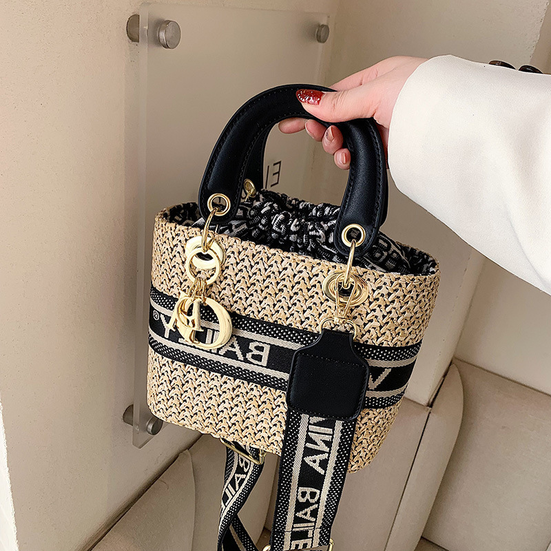 Nouveaux sacs de créateurs 2022 Lettre de style de vacances romantique de la mode Paille tissée 100 sangle transportant une maréeuse carrée épaul