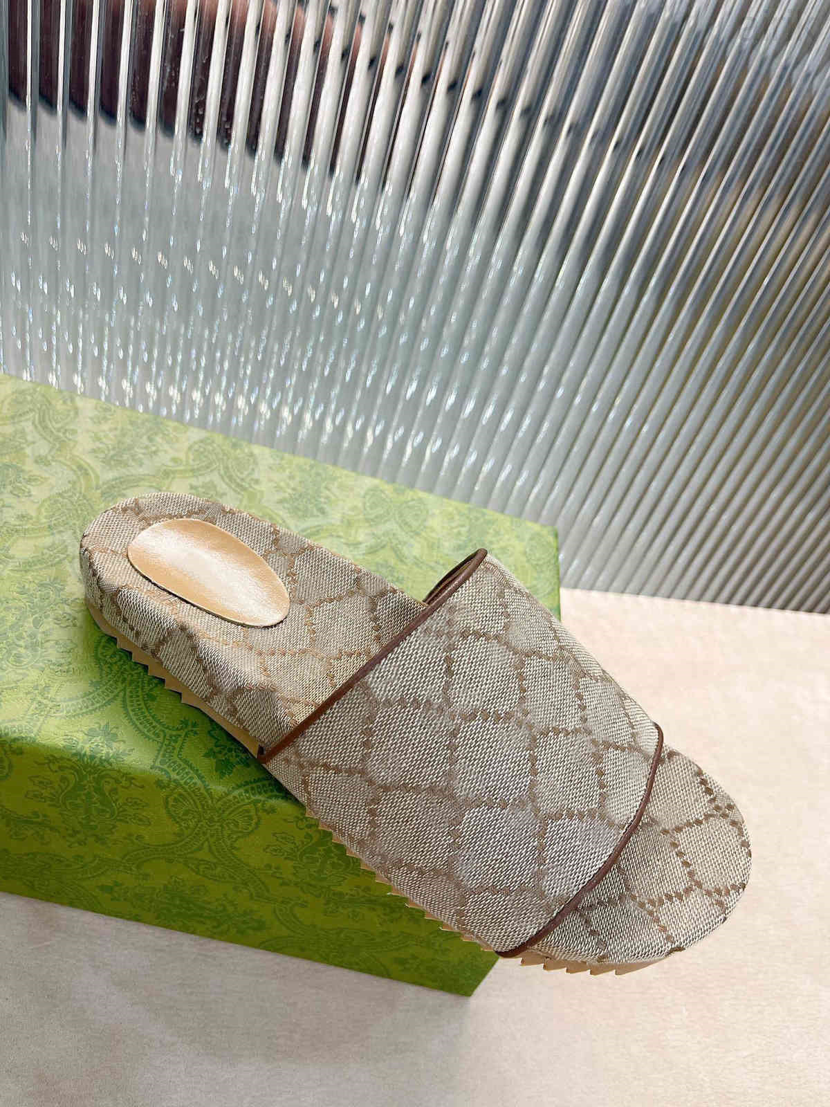 

2023 Beach Thick bottom Cartoon slippers fashion summer sexy Outdoor platform lady Sandals Alphabet Leather designer Hotel Bath women shoes, Purple