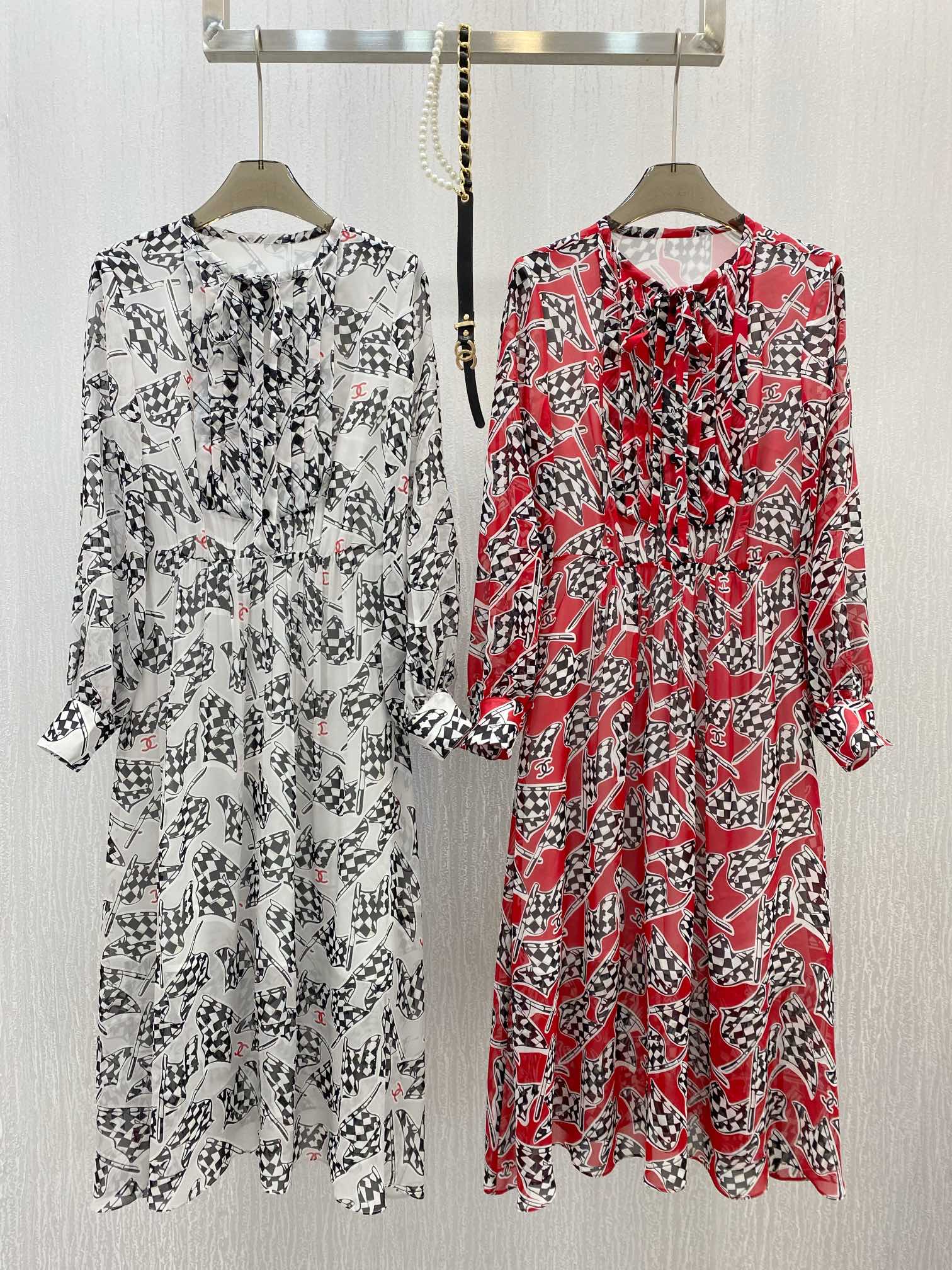 

2022 early autumn digital printed bubble long sleeve silk waist dress, Black