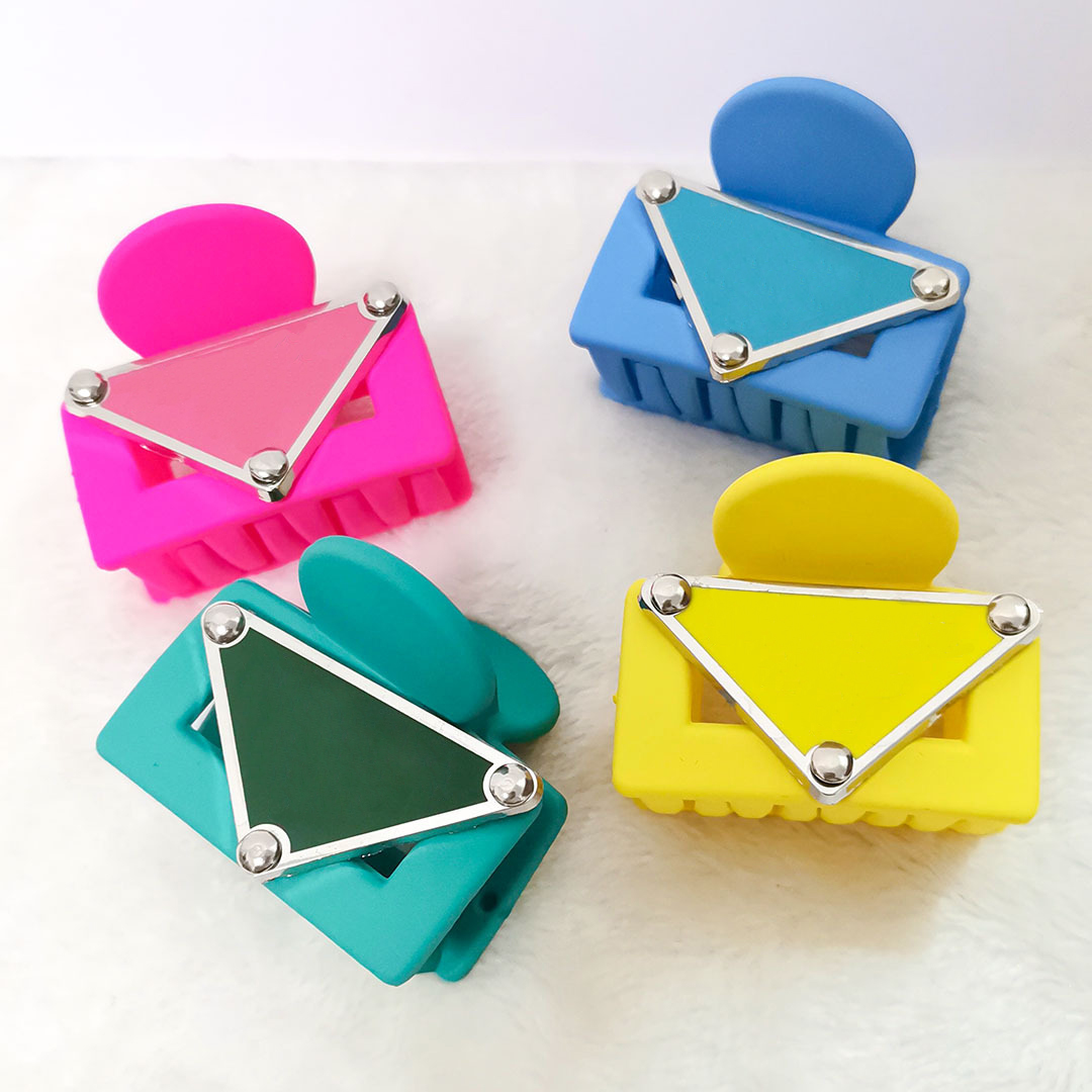 

22ss 20color Luxury Designer P Letters Acrylic Hair Clamps Women Square Geometric Inverted Triangle Crab Clip Hairpin Ladies Shark Clips Headwear Accessories