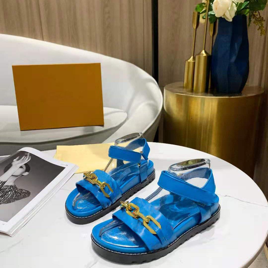 2022 Flat Comfort Women Sandales avec une chaîne dorée surdimensionnée Glissons en cuir de veau lisse en cuir Velcro Brotte avant en relief Plate