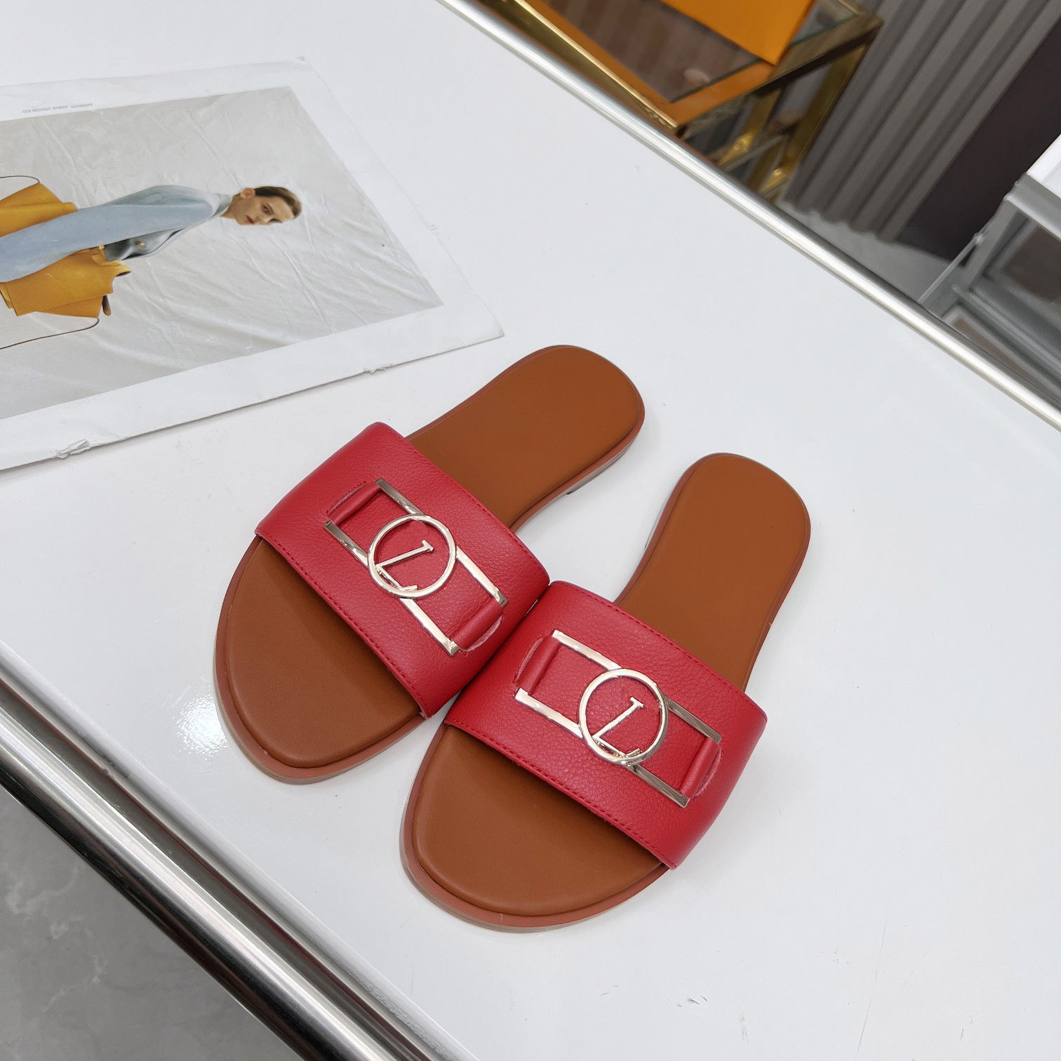 

Slippers Designers Luxurys woman slippers sandals leisure temperament versatile women flat shoes summer beach seaside Hotel Indoor travelshoes nice good 5 colors, Khaki
