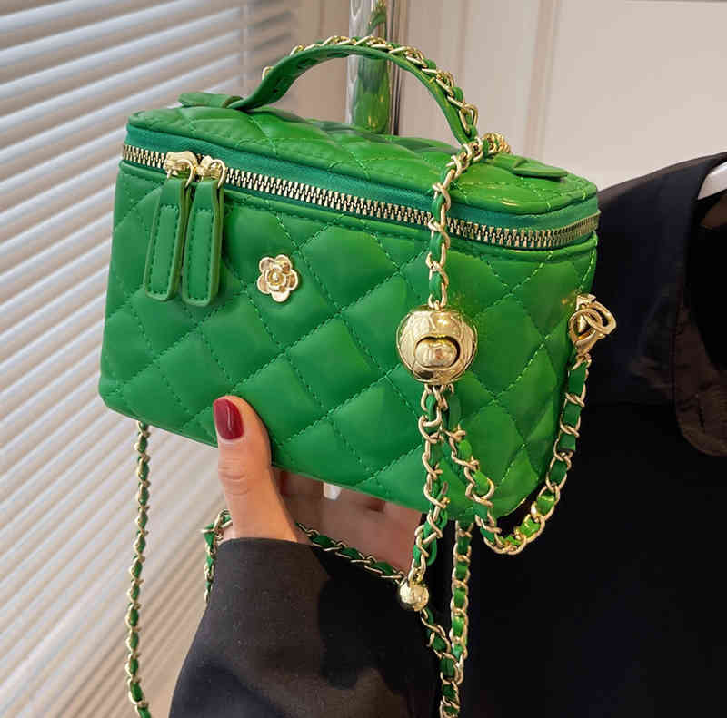 

Textured one shoulder hand women 2022 new fashion niche design diamond chain messenger textured portable small square bag, White