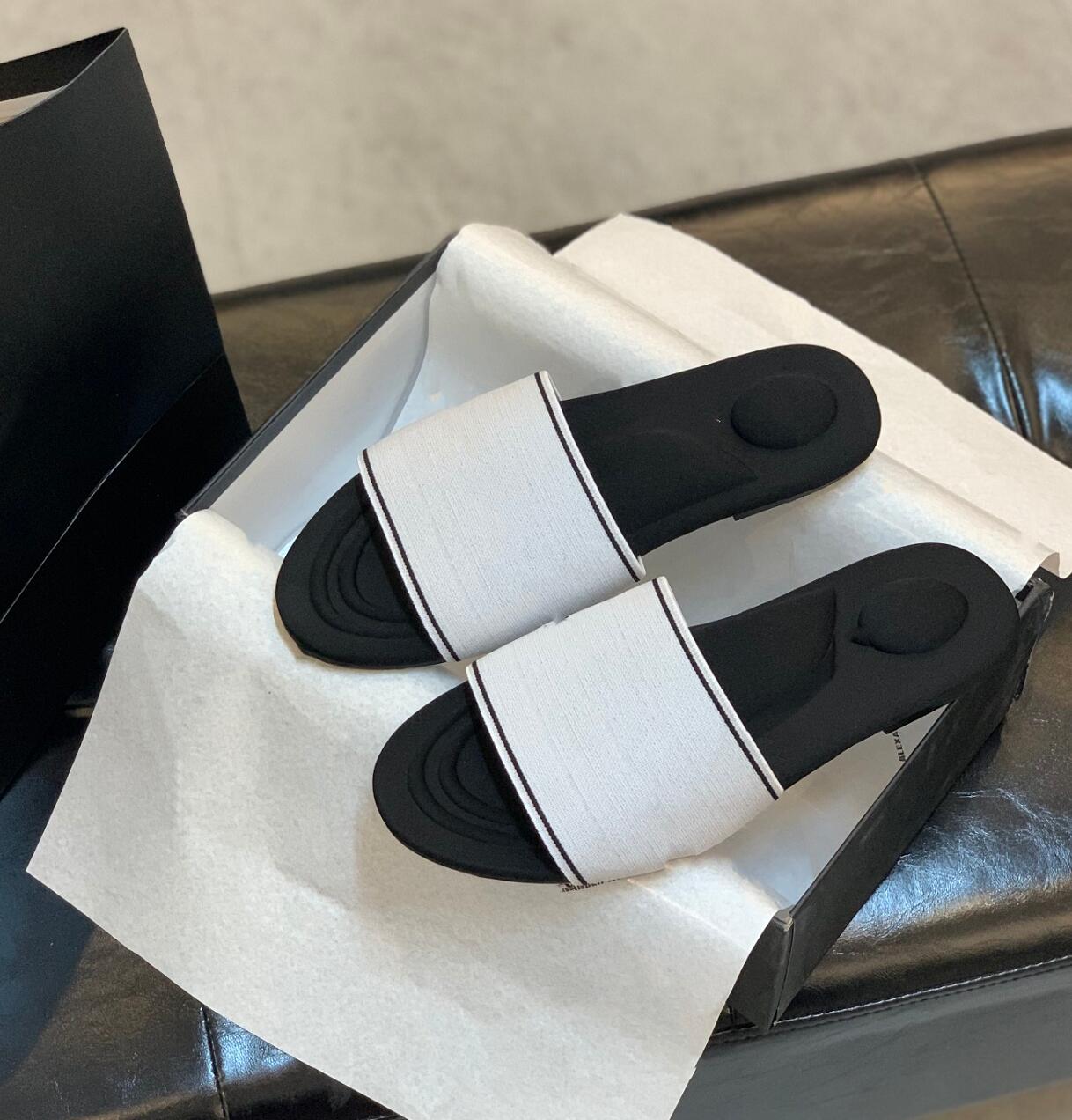 

Designer canvas Slippers Flip Flops Womens flat bottom Summer Leisure Sandals High Quality New Style Lady Outdoor Slipper Beach Shoes Sandal, Not for individual sale