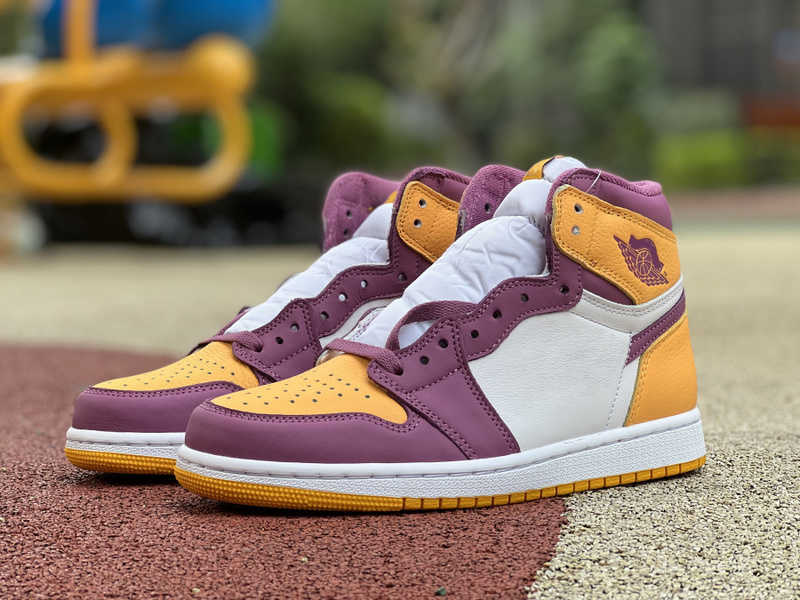 

Authentic 1 High OG Brotherhood Basketball Shoes University Gold Light Bordeaux White Retro Men 1S Sports Sneakers With Box, Jade horizon