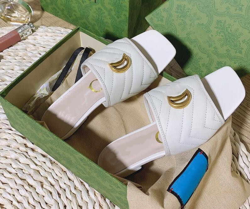 

The new slipper color series hardware super suitable for summer The upper feet are very comfortable sandals, Red