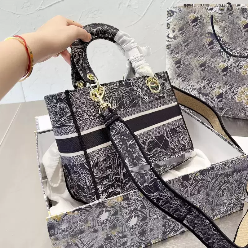 

fashion Cute Embroidery Ladies Bags Color Shoulder Bag TOP Designer Luxury Handbags Cross Body Women Totes Crossbody Clutch Fashion Handbag Chain Canvas letter, No bags