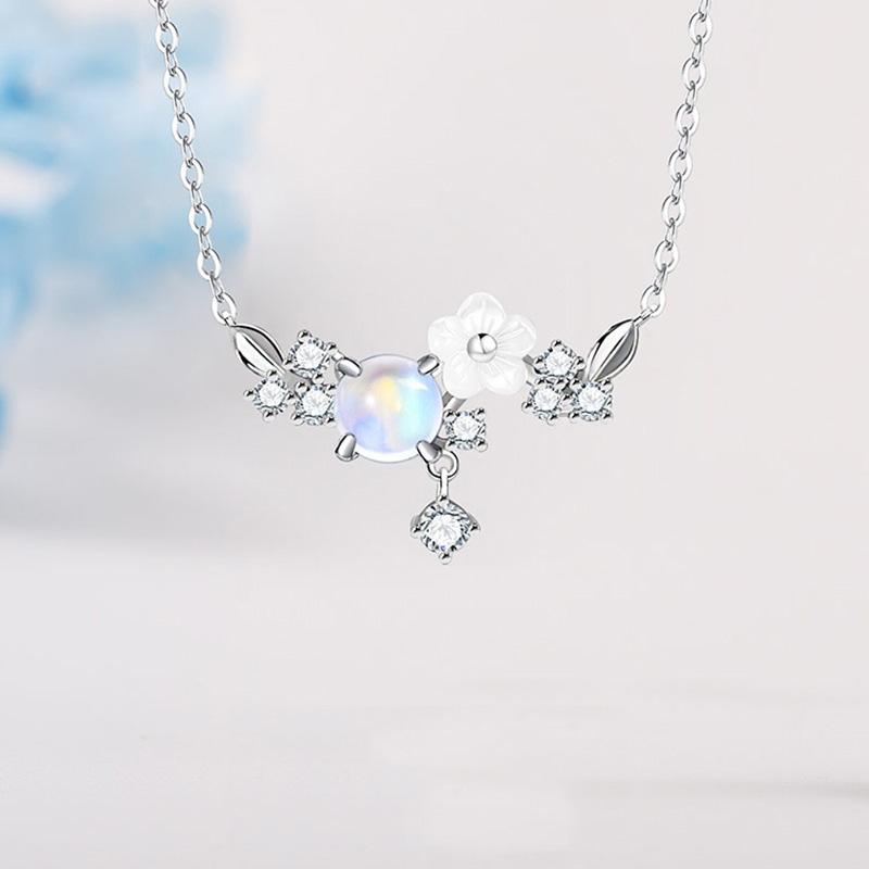 

Pendant Necklaces Trendy Girl Moonstone Flower Necklace Fairy Sensation Clavicle Chain Women Fashion Jewelry Accessories
