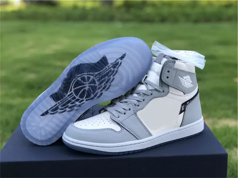 

Authentic 1 High OG Outdoor Shoes Men Women 1S Wolf Grey Sail Photon Dust White With Original Bag CN8607-002 uc, Bubble wrap packaging