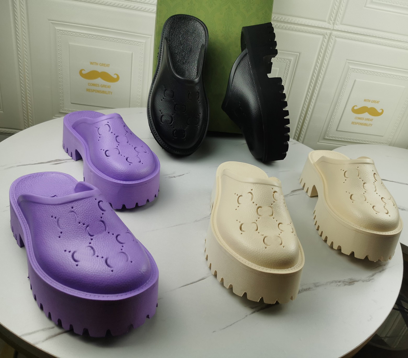 Marque perforée pantoufles hommes femmes de plate-forme de plate-forme sandales coins en caoutchouc coupé toboggan transparent matériaux de mode