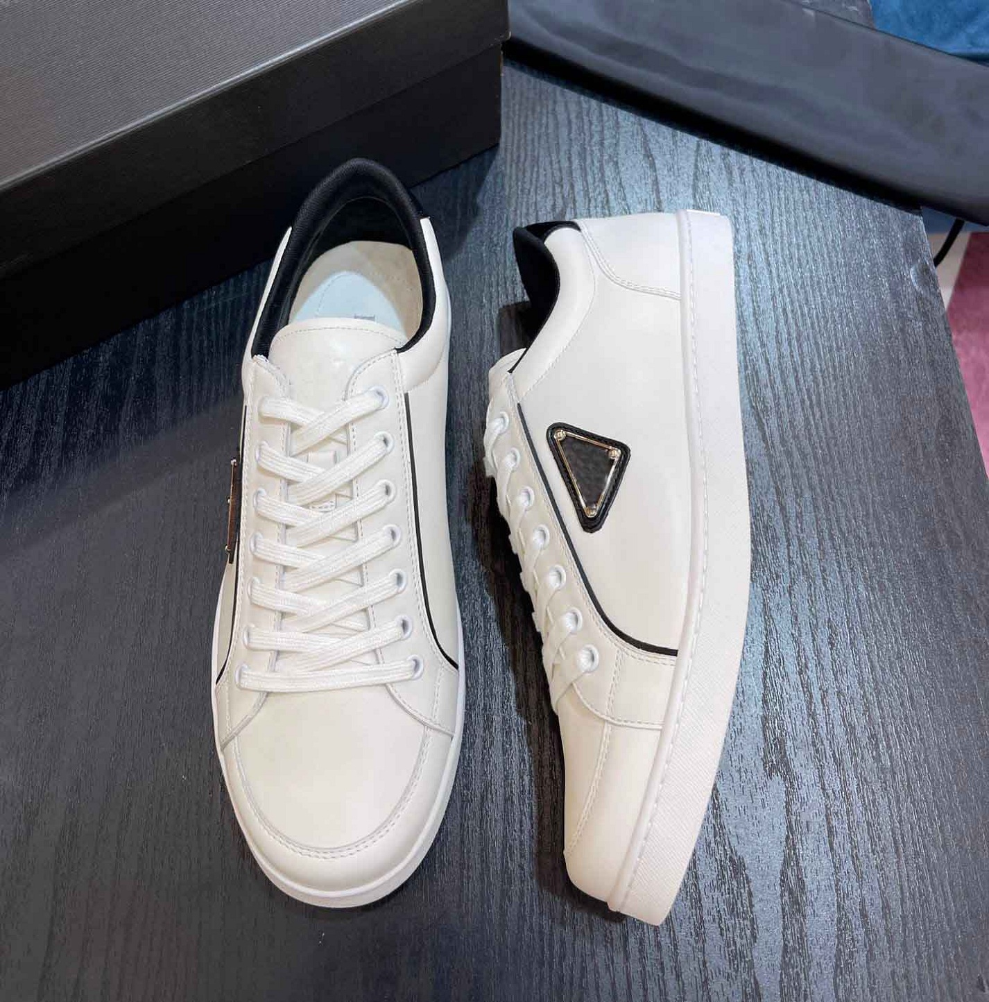 

High Quality Brands Brushed Leather Sneakers Shoes Men Skateboard Walking Rubber Sole Luxury Enameled Metal Triangle Comfort Trainers EU38-46