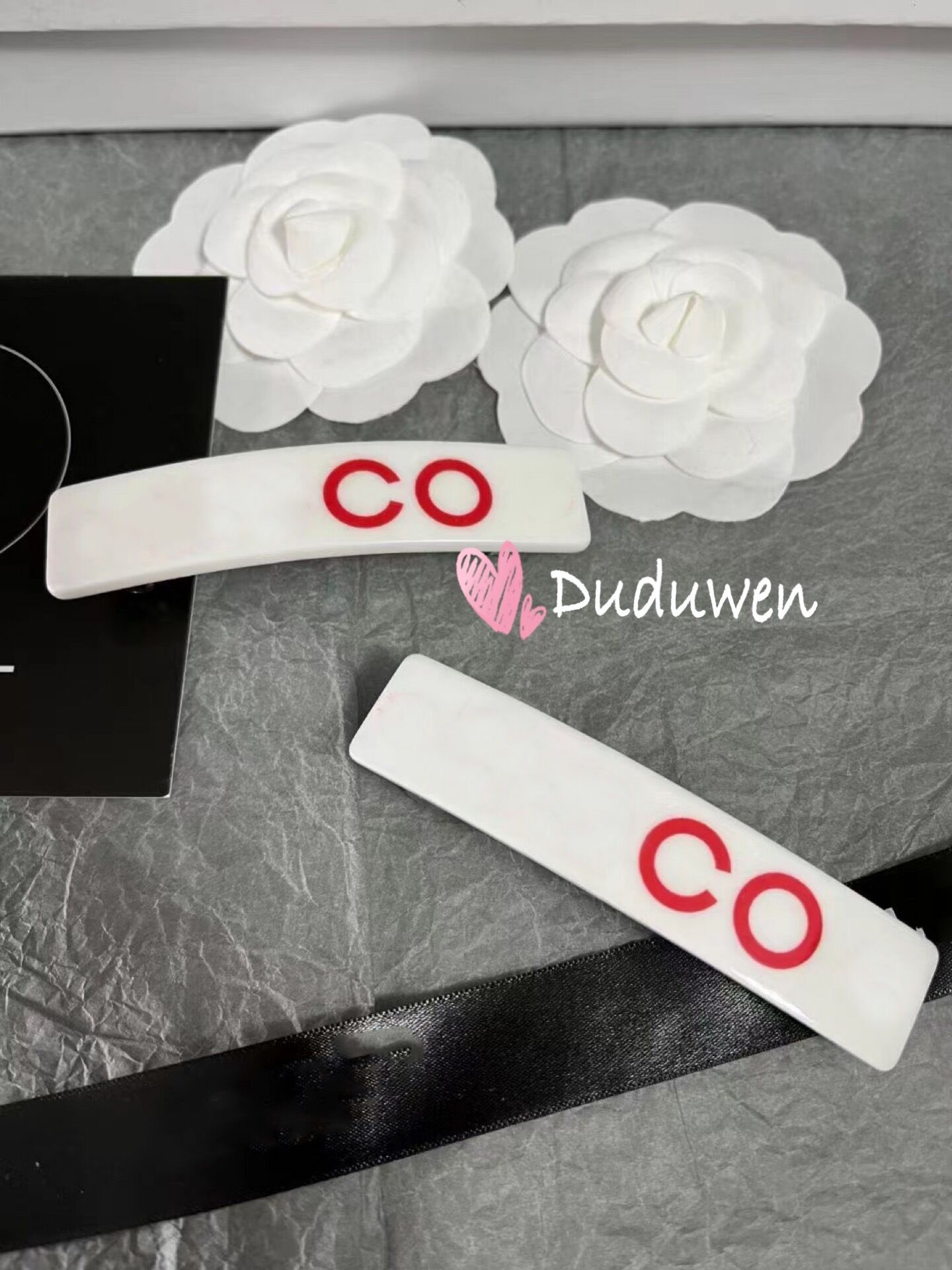 

2022 new collection CCvip Fashion acrylic hair clips vintage engraved C design Barrettes classic accessories V paper card