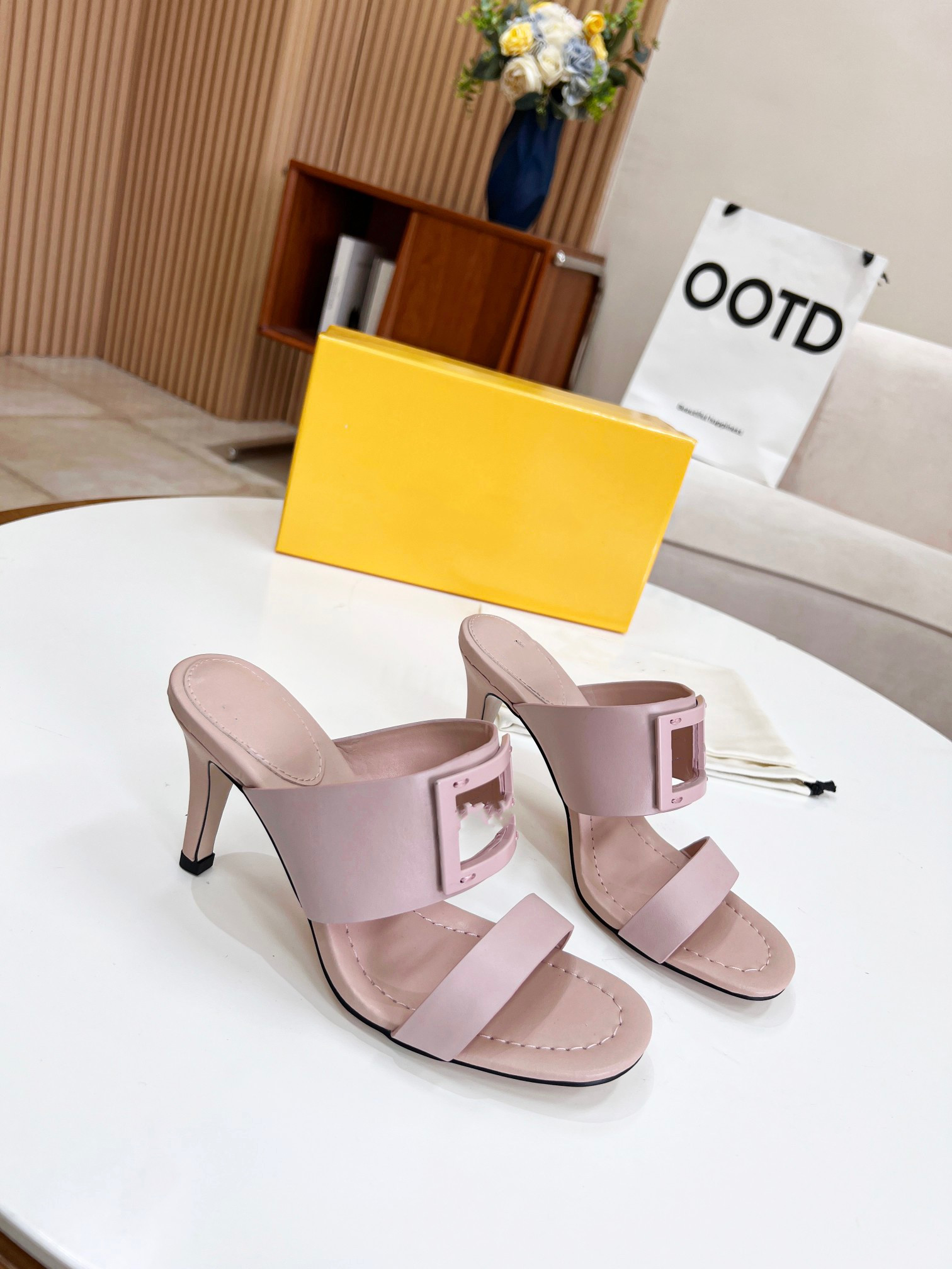 

Designer Slippers slides sandals Summer Flats Sexy real leather platform Shoes Ladies Beach Effortlessly Stylish Slides Straps with Adjusted Gold 0601, 06
