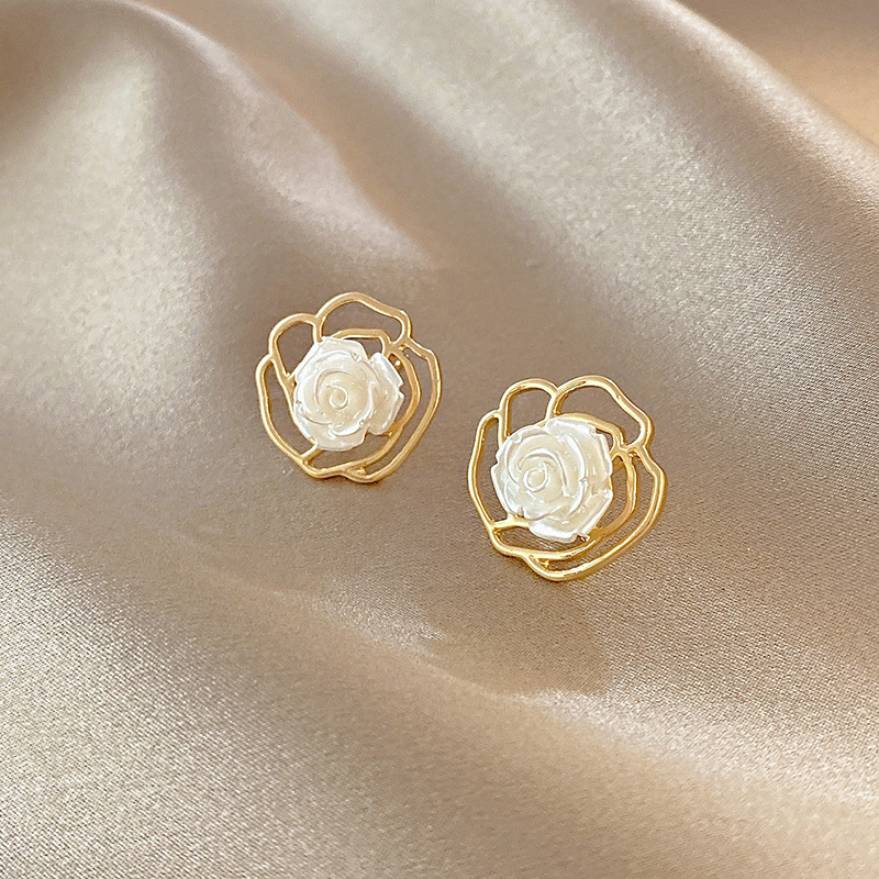 

Fashion Simple Flower Earrings Women's Sense of Design Trend Versatile Earrings Hollowed Out