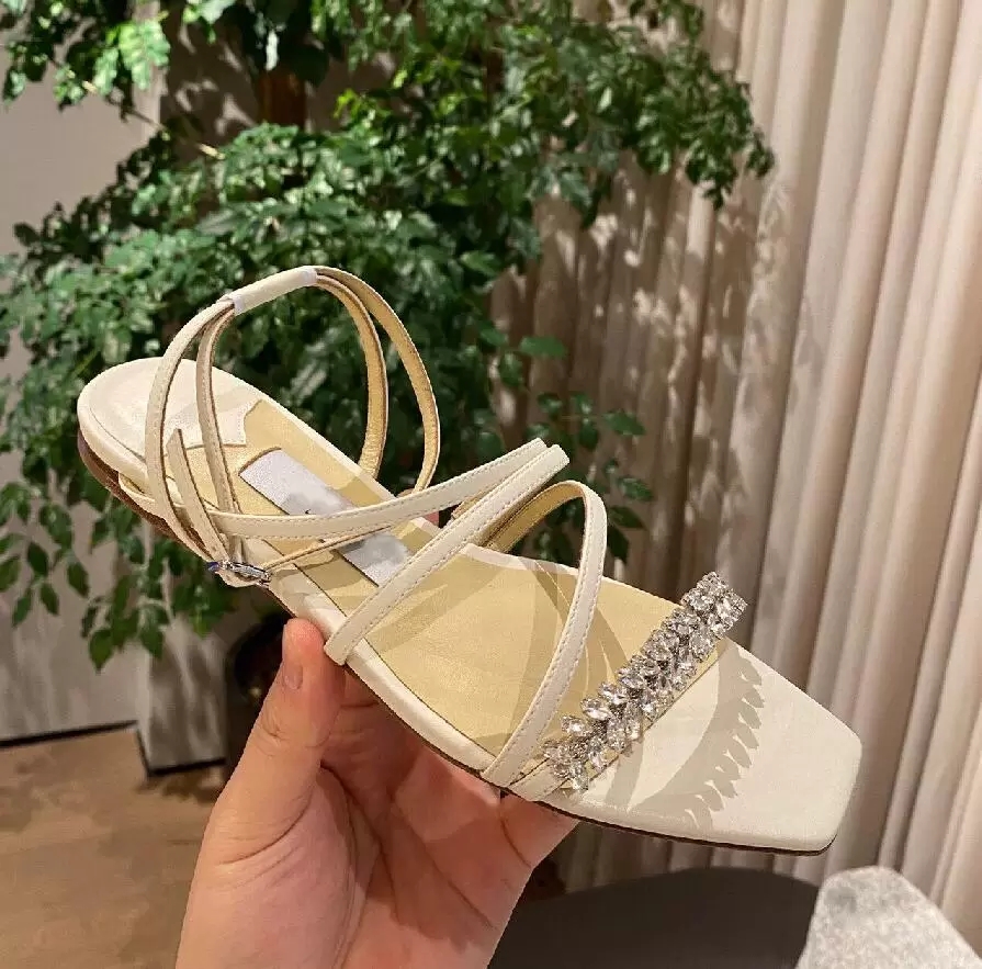 Marques de luxe d'été MAESIE Sandales pour femmes Appartements Latte Nappa Feuille Cristaux Strappy Walking Lady Gladiator Sandalias Party Weddin