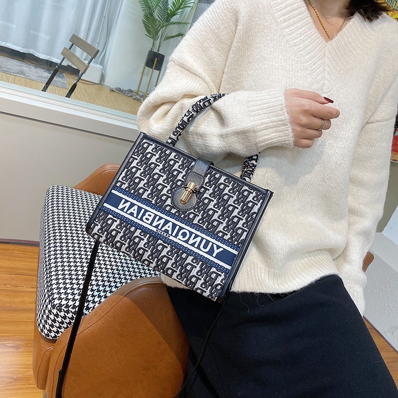 2022 New Designer Crossbody Bags Women's Bag 2022 Messenger Single Shoulder Portable Fashion Retro Letter Luxury HandBags
