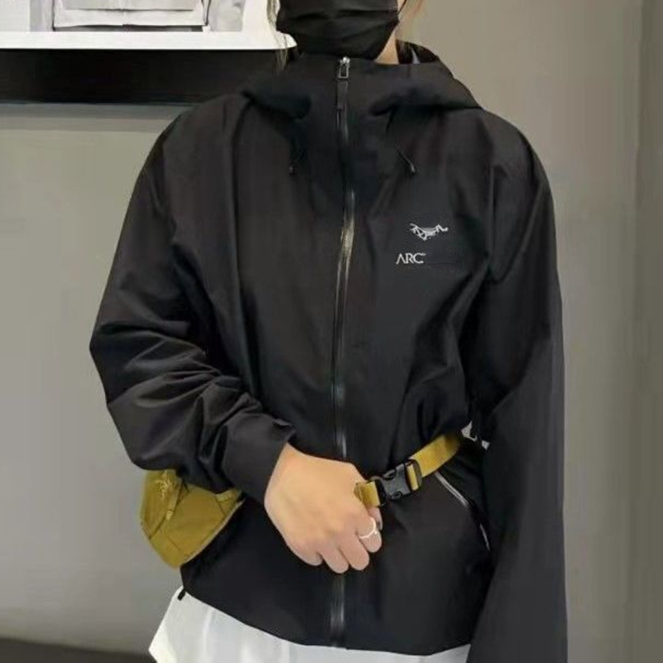 

Designer Tops mens Jackets Outdoor Brands Arc Embroidered Jackets Lightweight Waterproof Breathable Windproof Sports Hoodie XL, Black