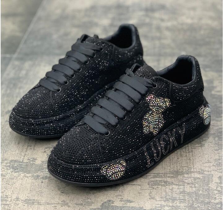 

Luxury Designer Men Diamond Spiked Dress Wedding Shoes Lace Up Round Toe Casual Sneakers European Style Rhinestones Thick Bottom Party Driving Loafers W134, Black red
