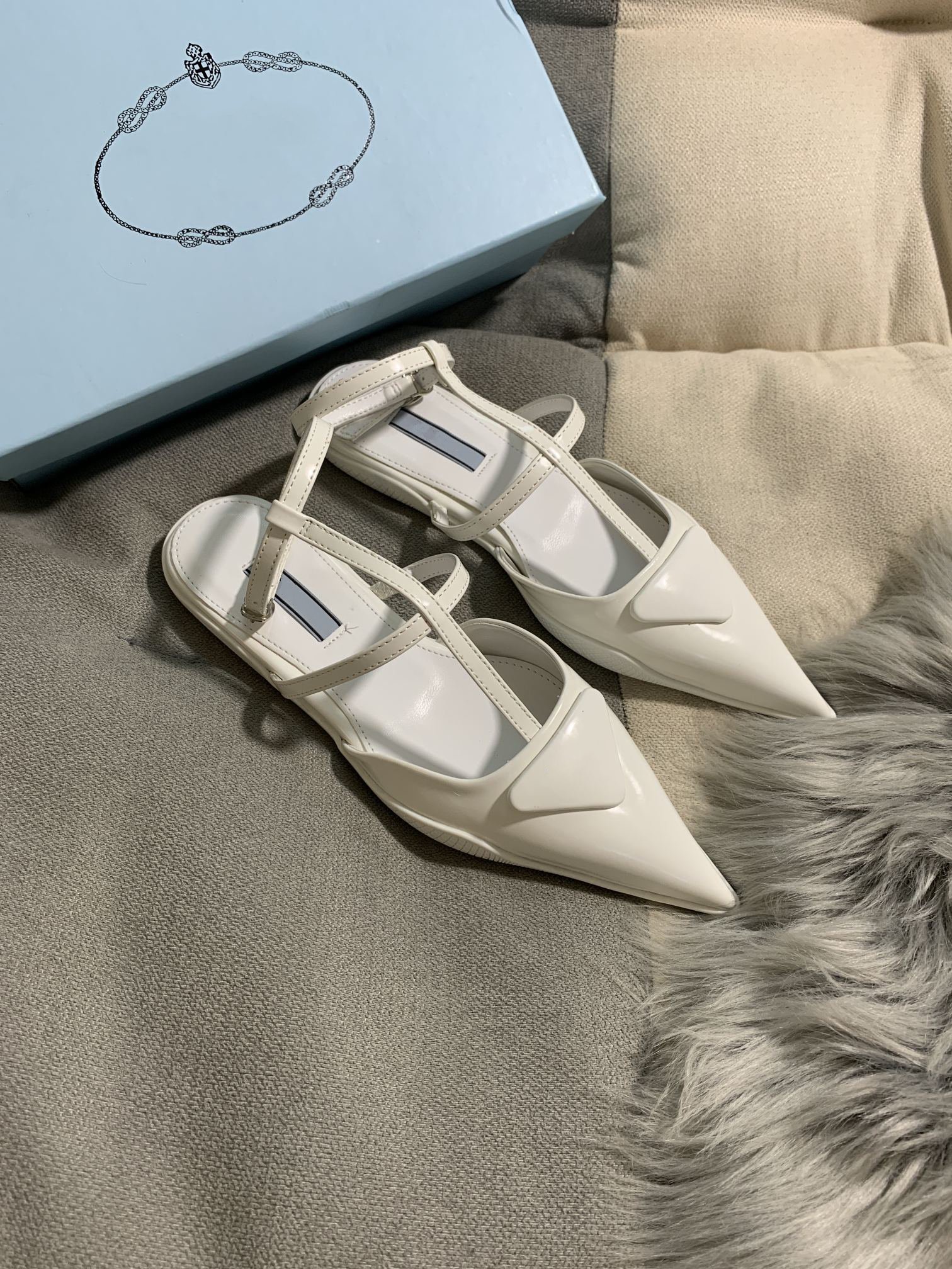 

Designer Italian Luxury Brands pra Womens Triangle Large Logo Roman Sandals Slippers Beautiful Scuffs Shoes Summer Beach Slides Girls Flat, White+box