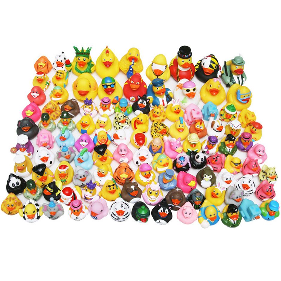 

Whole Children bathing Toy Floating Rubber Ducks Squeeze Sound cute lovely duck for baby shower 20/50/100pcs Random styles 201278W