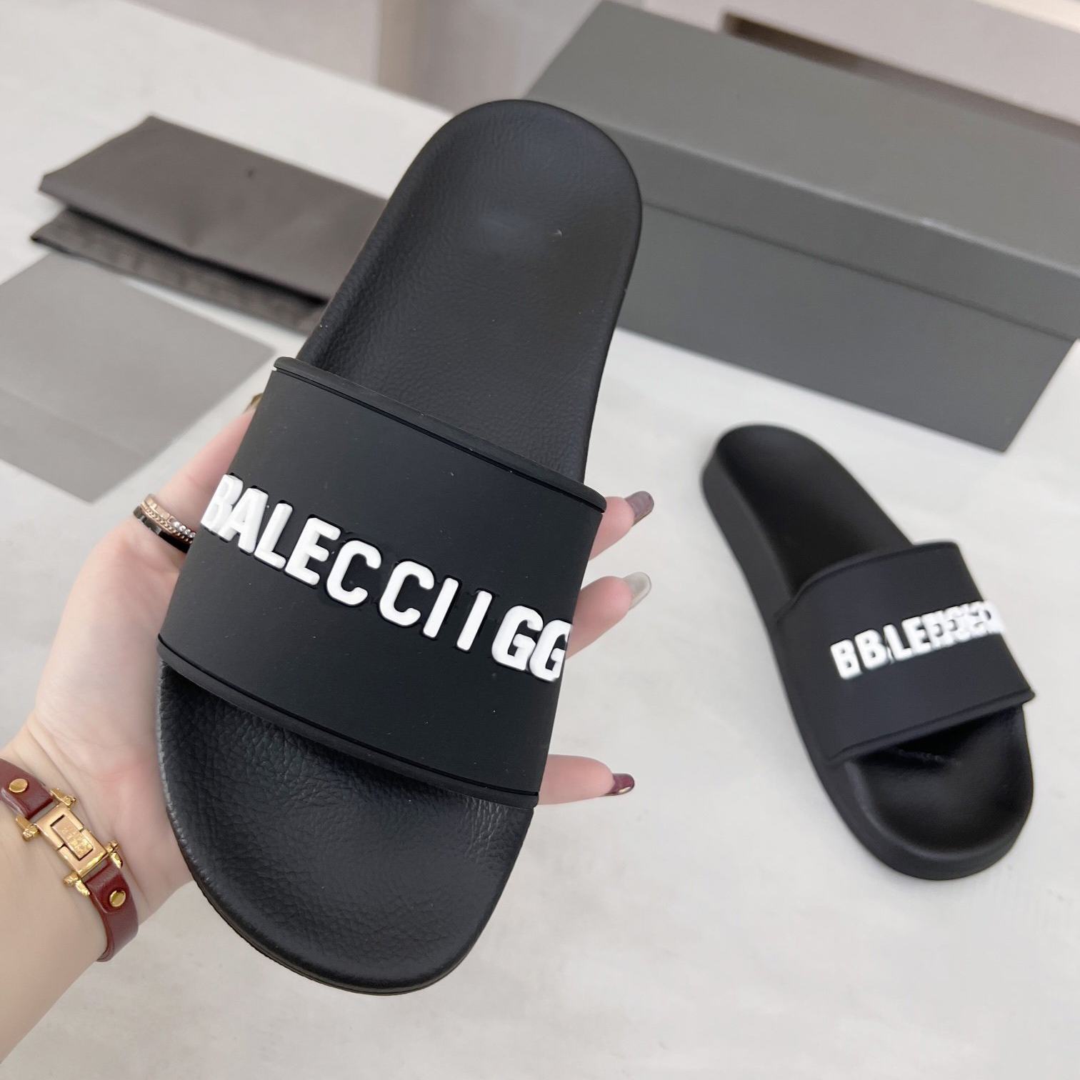 

High Quality Outdoor Beach Shoes Fashion Balencaigaes Slippers Shoes Women Men Summer Home Flat Slippers Shoe Casual Luxury Alphabet hgHH