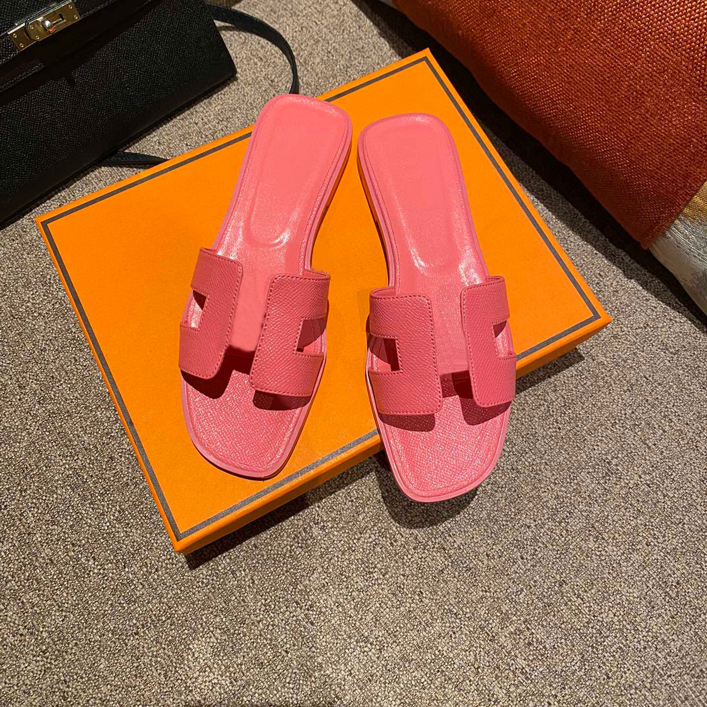 Femmes Oran Sandals Slippers Designer Classic Flat Slippers Red Yellow Cartoon Le cuir en cuir Summer Beach Party Mariage sexy Chaussures 35-42