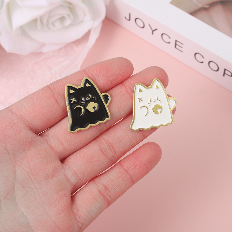 

Cute kitten animal Brooch cartoon black and white cat Enamel Pin backpack clothes Lapel Pin couple badge jewelry