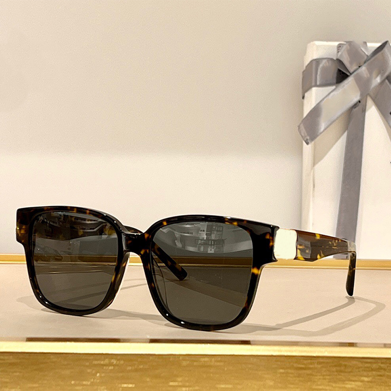 

Designer Sunglasses oversize Hidden hinges For Woman And Mens 0104 NEW Fashion Retro Summer UVA/UVB protection Dynasty Square Shades Drivin Travel eyeglasses