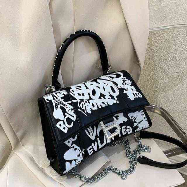 

New women's bag personalized one shoulder hand simple shaped chain Purses, White