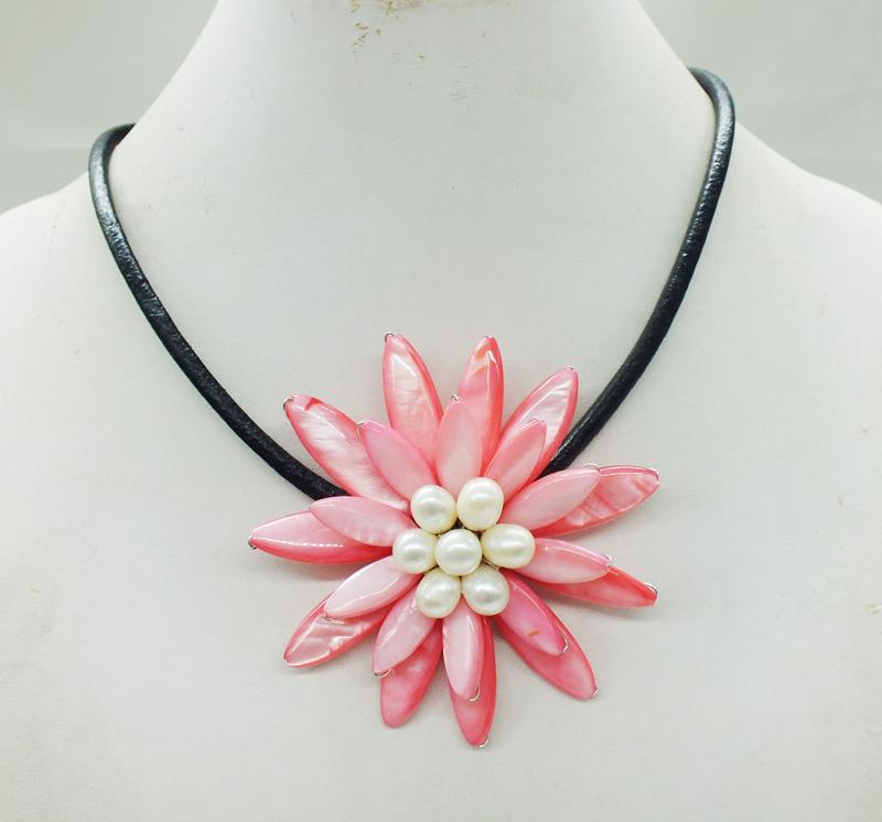 

Chokers Sweet. Exquisite Classic Seashells.Pearls Flower Necklace. 19"