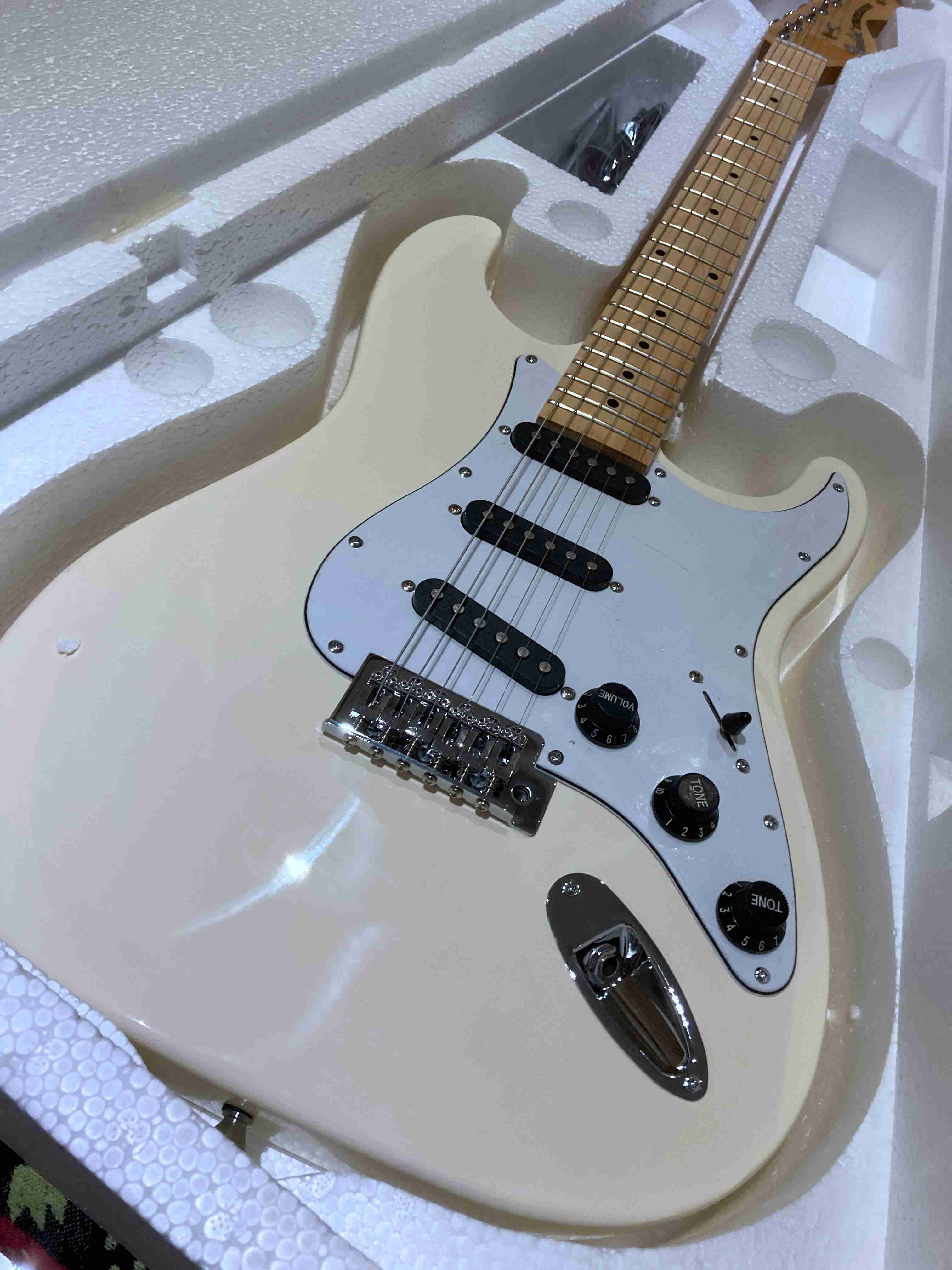 

Send in 3 days Top Quality S-T stratocaster custom body Maple fingerboard Electric Guitar